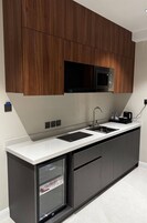 Deluxe Suite, 1 King Bed, Kitchenette | Private kitchen