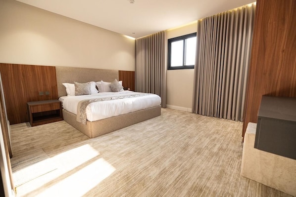 デラックス スイート キングベッド 1 台 簡易キッチン | アイロン / アイロン台、WiFi (無料)