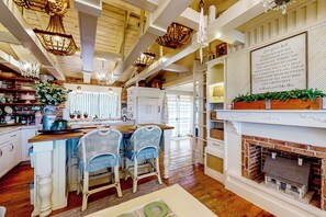 Refrigerador, microondas, parrilla de estufa y cafetera y tetera 