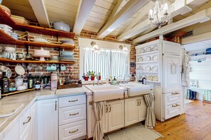 Refrigerador, microondas, parrilla de estufa y cafetera y tetera 