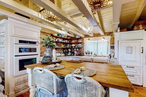 Refrigerador, microondas, parrilla de estufa y cafetera y tetera 