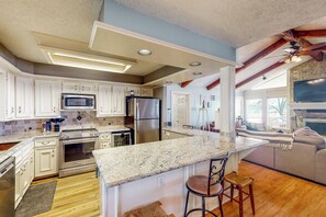Fridge, microwave, stovetop, dishwasher
