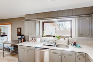 Kühlschrank, Mikrowelle, Herdplatte, Geschirrspüler