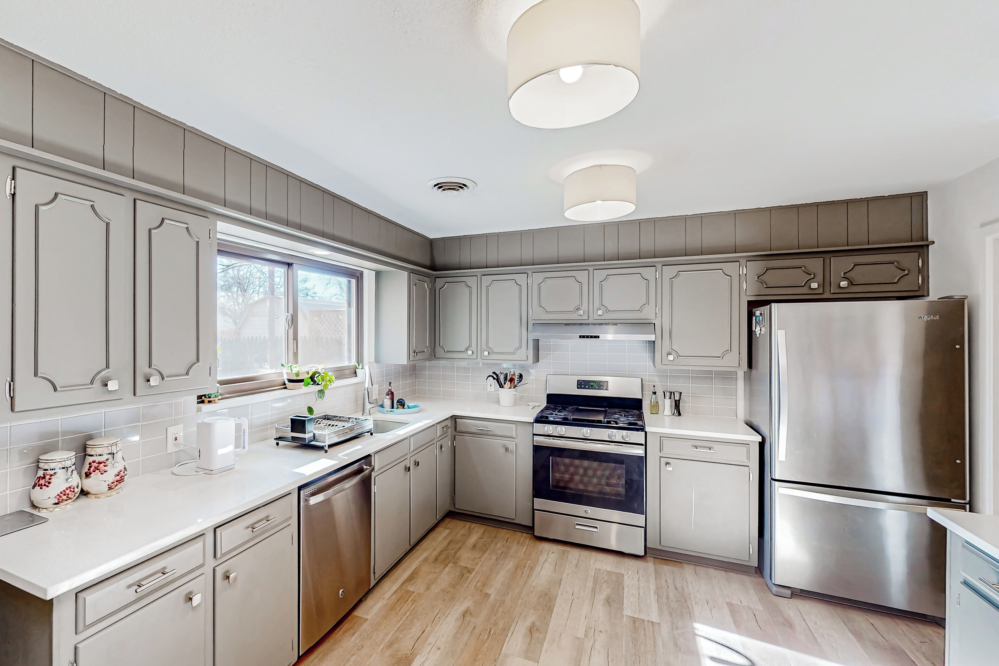 Fridge, microwave, stovetop, dishwasher