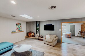 Télévision, cheminée