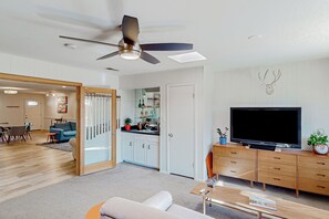 Télévision, cheminée