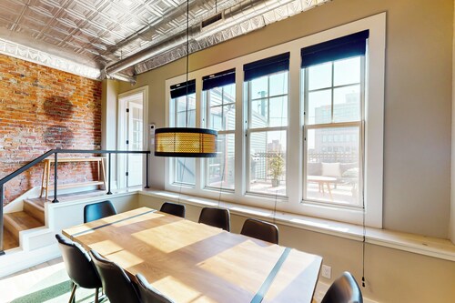 2BR Updated Dtwn Condo: Streaming, Patio, W & D