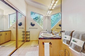 Hair dryer, towels - Dog-Friendly Retreat w/ Lake Views in Kings Beach (Kings Beach)