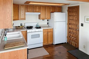 Fridge, stovetop, dishwasher, coffee/tea maker - 2BR Cottage w/ Mountain Views & Large Deck (Rimrock)