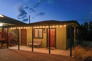 Exterior - 2BR Cottage w/ Mountain Views & Large Deck (Rimrock)