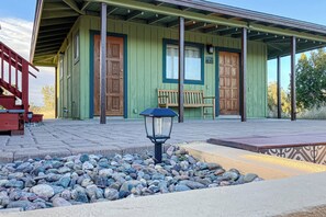 Exterior - 2BR Cottage w/ Mountain Views & Large Deck (Rimrock)