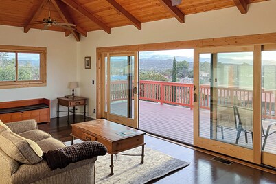 2BR Cottage w/ Mountain Views & Large Deck