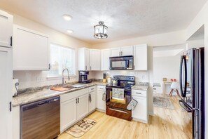 Frigorífic, microones, placa de cuina i rentaplats 