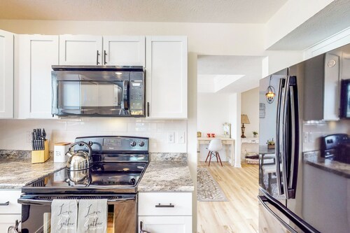 Indy Home w/ Dog-Friendly Yard! 9 Mi to Dtwn