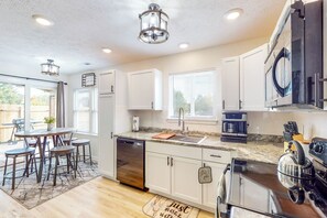 Kylskåp, mikrovågsugn, spishäll och diskmaskin