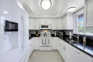 Private kitchen - Close to world class beaches!
3.5 mi to 5th Ave restaurants & shopping. (Naples)