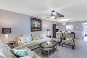 Living area - Close to world class beaches!
3.5 mi to 5th Ave restaurants & shopping. (Naples)