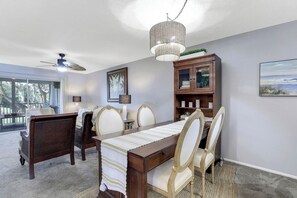 Dining - Close to world class beaches!
3.5 mi to 5th Ave restaurants & shopping. (Naples)
