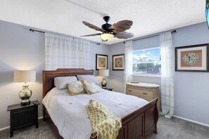 Iron/ironing board, WiFi, bed sheets - Close to world class beaches!
3.5 mi to 5th Ave restaurants & shopping. (Naples)