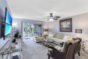 Living area - Close to world class beaches!
3.5 mi to 5th Ave restaurants & shopping. (Naples)