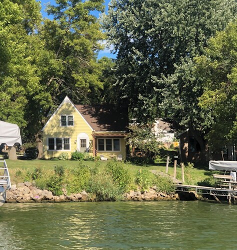 The Yellow Lakeside Cottage - Albert Lea, MN
