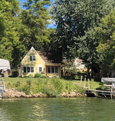 The Yellow Lakeside Cottage - Albert Lea, MN