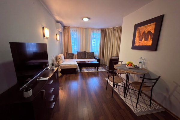 Deluxe-Apartment, Stadtblick | Wohnbereich | Fernseher