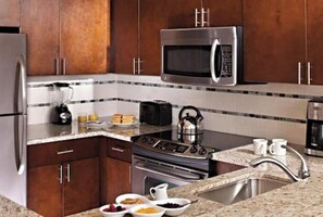 Private kitchen - 2-Bedroom Desert Marriott Villa 2 for Stagecoach! Sleeps 4-6 (Palm Desert)