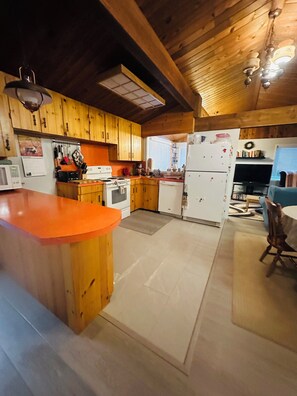 Fridge, microwave, oven, stovetop - Large Family Home at Deka Lake (Lone Butte)