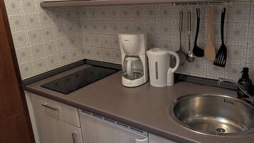 Réfrigérateur, plaque de cuisson, cafetière/bouilloire