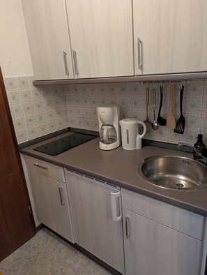 Refrigerador, parrilla de estufa, cafetera y tetera y tetera eléctrica