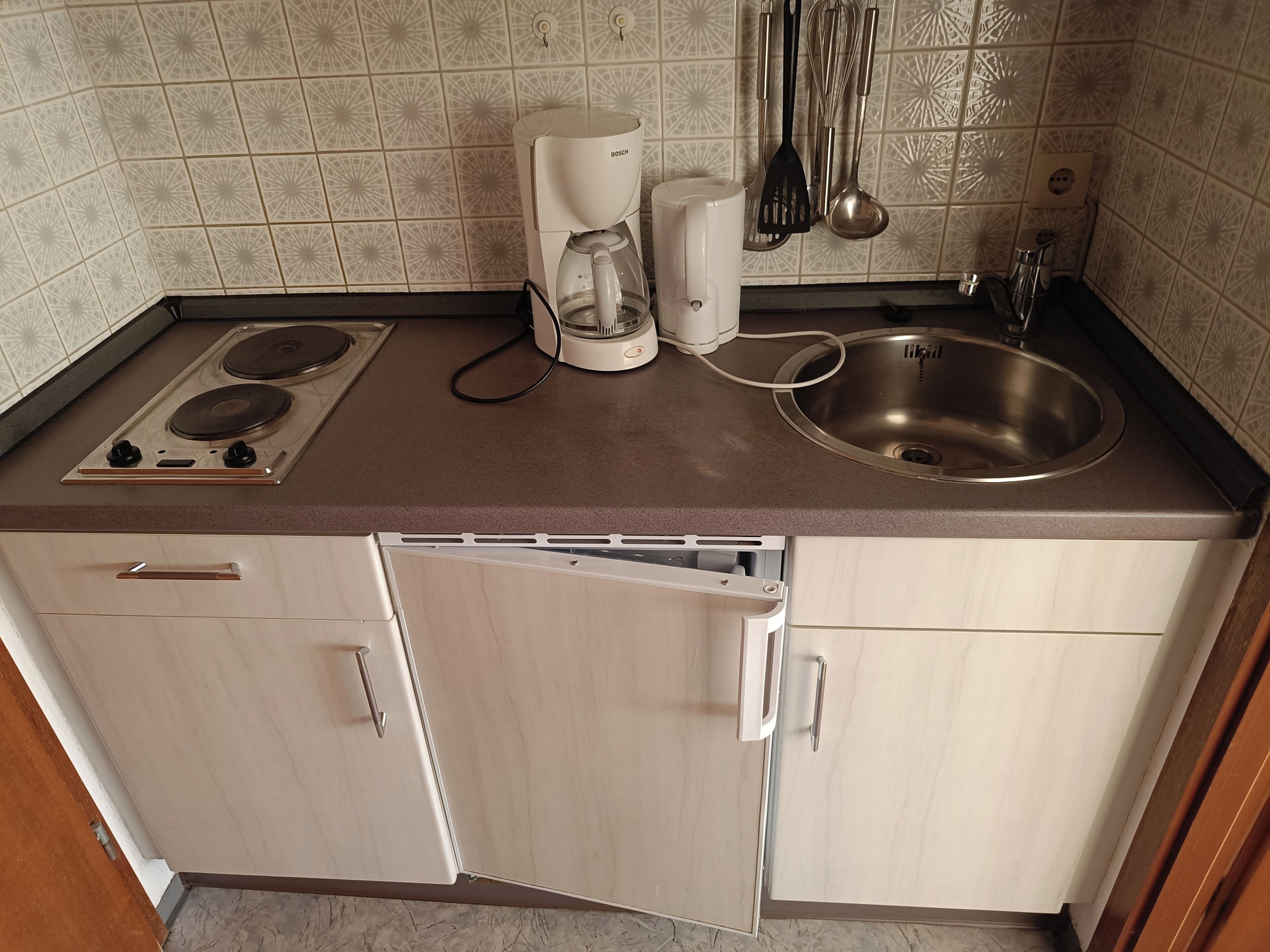 Frigorífico, placa de cocina, cafetera o tetera y hervidor eléctrico