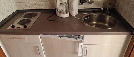 Frigorífico, placa de cocina, cafetera o tetera y hervidor eléctrico