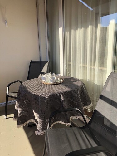 Modern apartment with coffee bar & loggia - quiet, central & sunny