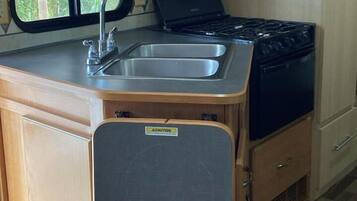 Comfort appartement, uitzicht op tuin | Privékeuken | Een minikoelkast, een microgolfoven, een oven, een kookplaat