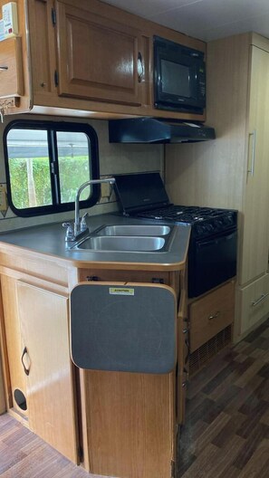 Comfort appartement, uitzicht op tuin | Privékeuken | Een minikoelkast, een microgolfoven, een oven, een kookplaat