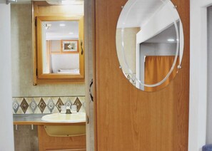 Comfort appartement, uitzicht op tuin | Badkamer | Gratis toiletartikelen, handdoeken, toiletpapier