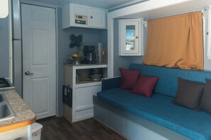 Estudio estándar, frente al mar | Área de sala de estar