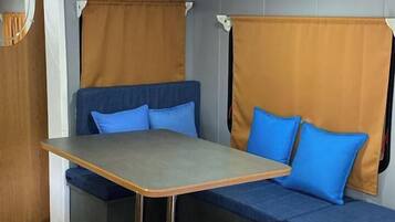 Departamento Confort, vista al jardín | Área de sala de estar