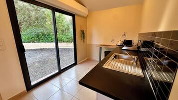 Fridge, stovetop, coffee/tea maker, electric kettle