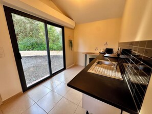 Kühlschrank, Herdplatte, Wasserkocher mit Kaffee-/Teezubehör