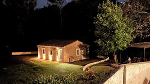 A house with a sloped roof, surrounded by a well-maintained lawn and a wooden deck. - The birdies house (Trans-en-Provence)
