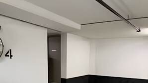 Eine leere Parkgarage mit weißen Wänden und schwarzer Umrandung.