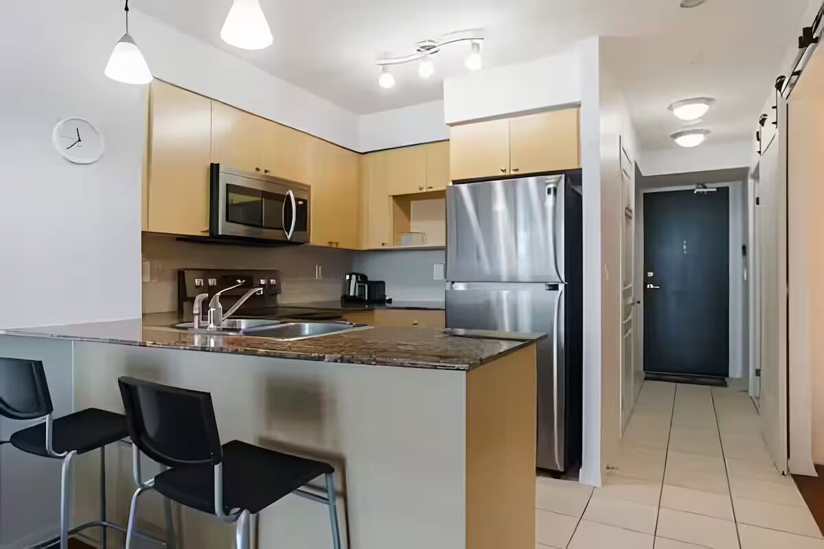 Cafeteira/chaleira, geladeira, micro-ondas, fogão