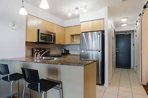 Fridge, microwave, oven, stovetop - Steps to Everything: Prime Downtown Toronto 2BR/2BA with Included Parking (Toronto)