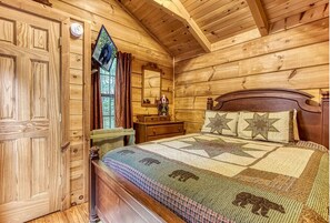 1 bedroom, iron/ironing board, Internet, bed sheets - Cozy 1-Bedroom Shack with Hot Tub & Porch (Sevierville)