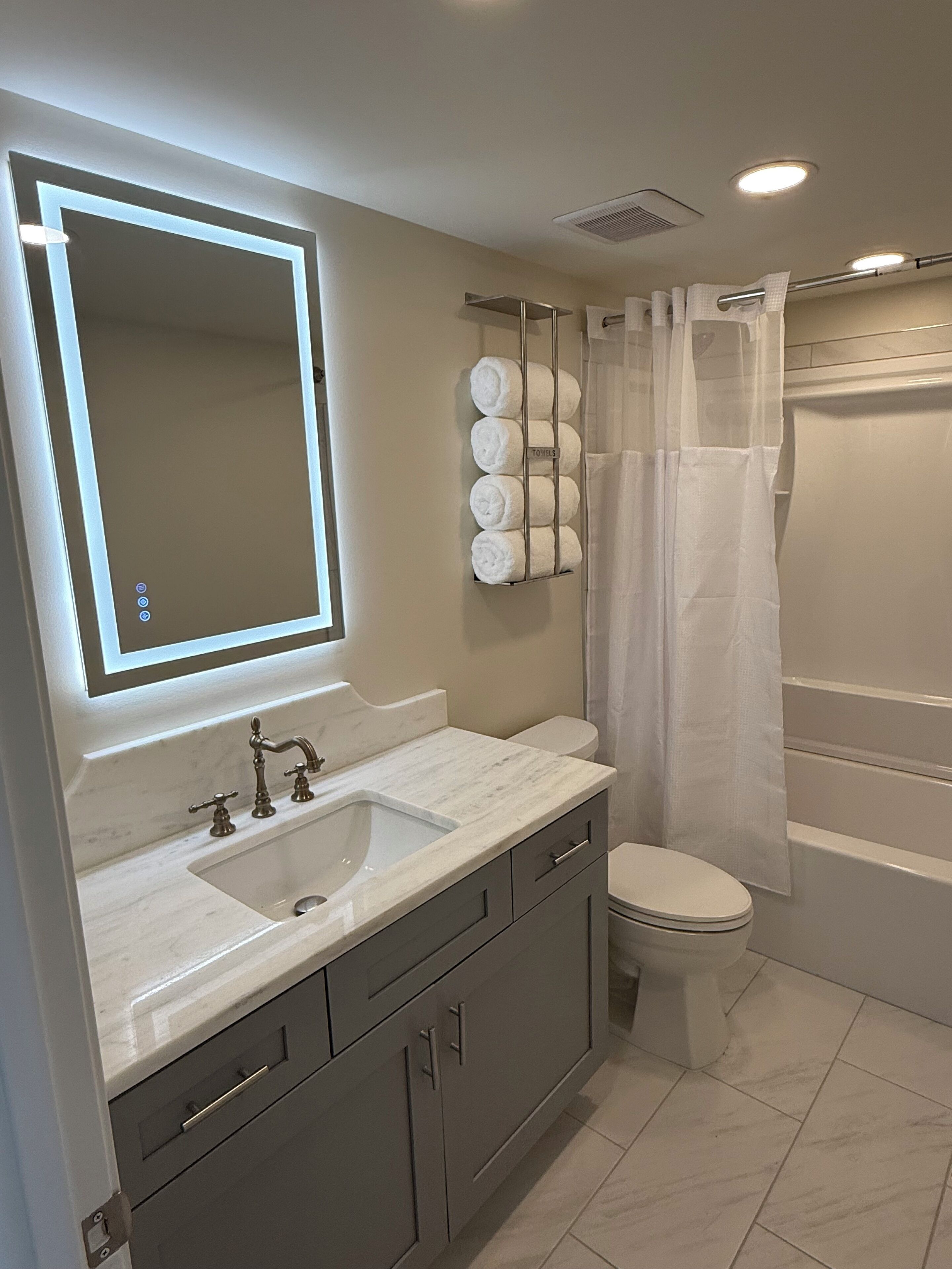 Secador de pelo, toallas, jabón y papel higiénico