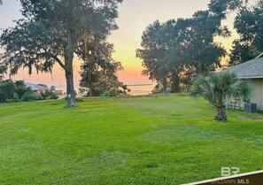 Property grounds - Sweetwater-Newly renovated bay view studio Sleeps 2 Near Interstate in Daphne AL (Daphne)