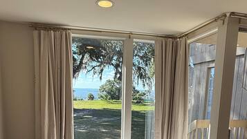 Iron/ironing board, Internet, bed sheets