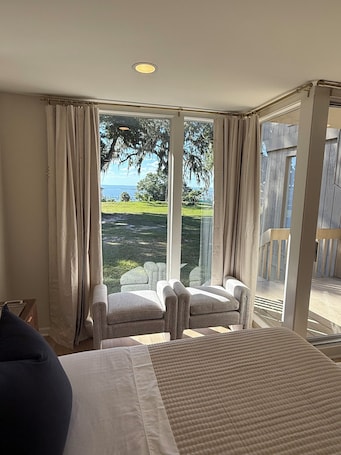 1 bedroom, iron/ironing board, Internet, bed sheets. Sweetwater-Newly renovated bay view studio Sleeps 2 Near Interstate in Daphne AL